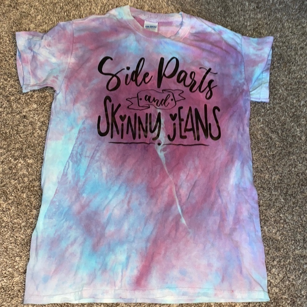 Mom Graphic Tee Small Side parts and Skinny Jeans